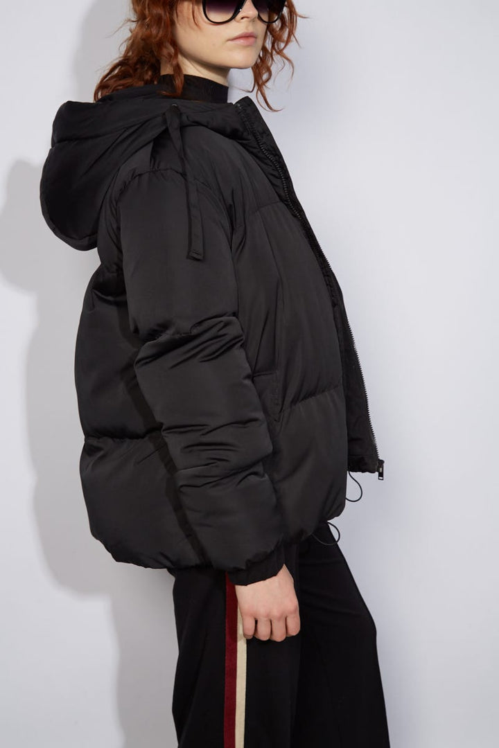 Campera Puffer Negra con Capucha